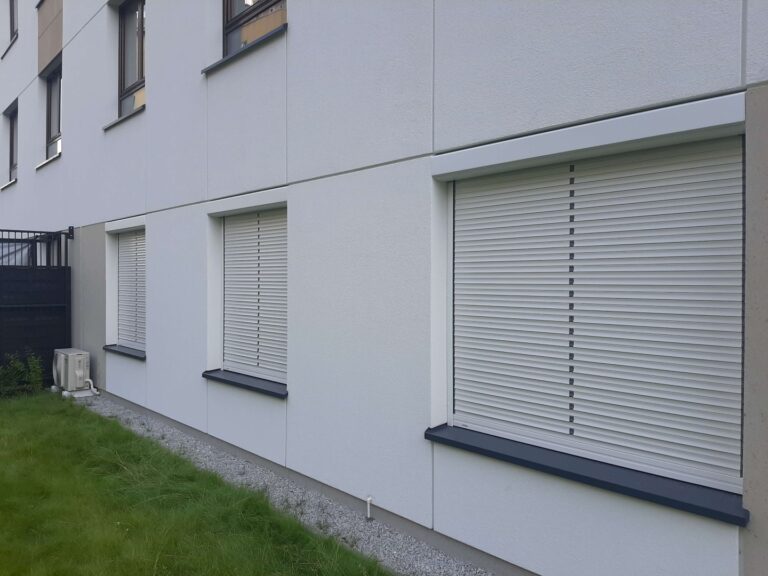 Roleta z funkcją żaluzji zamknięta